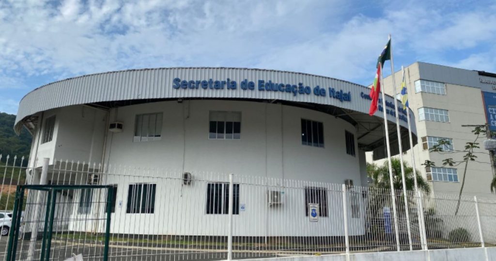 Troca de comando: Itajaí nomeia nova secretária interina e novo diretor executivo na Educação