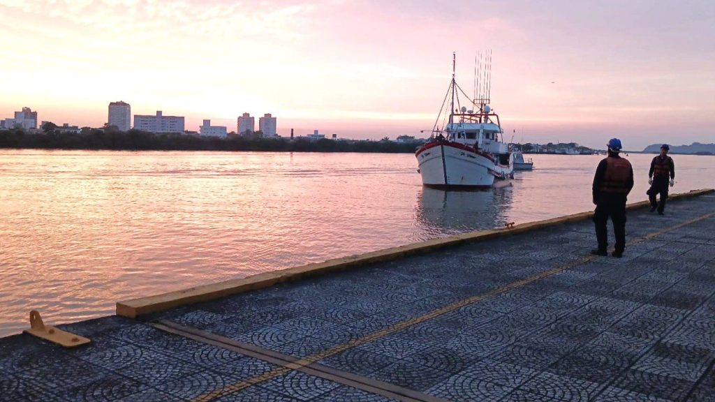 Operação combate pesca ilegal em área protegida no litoral catarinense