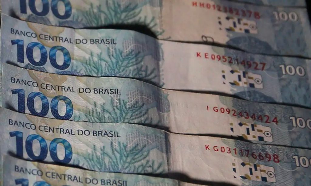 Garçonete ganha R$ 54 milhões com bilhete de loteria deixado como gorjeta