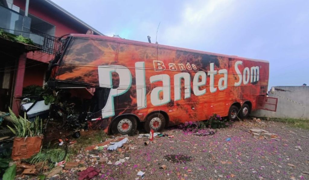 Ônibus com músicos bate em dois carros no Paraná; um motorista morreu