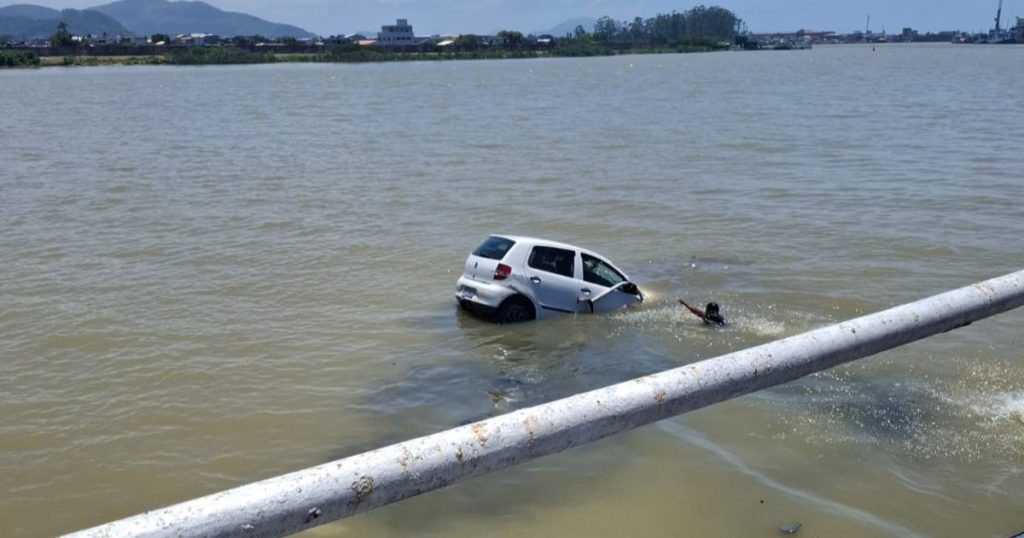 Vídeo: mulher é resgatada após carro cair no rio Itajaí-Açu, na Avenida Reinaldo Schmithausen