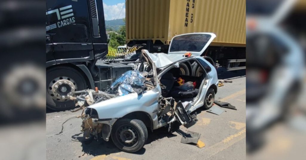 Acidente na BR-470 em Pouso Redondo deixa duas pessoas mortas após carro invadir pista contrária