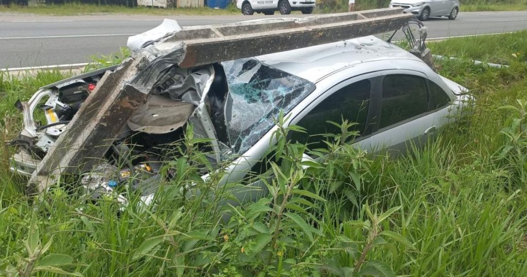 Condutor foge após sair da pista e atingir três postes no Acesso Sul de Penha