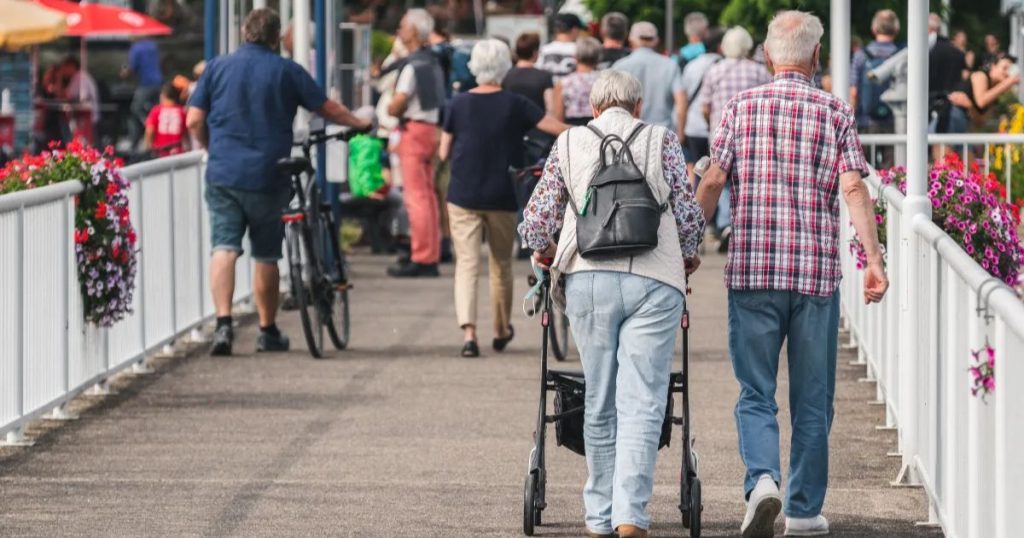 Brasil atinge recorde histórico e expectativa de vida chega a 76,6 anos; mortalidade masculina permanece acima da feminina