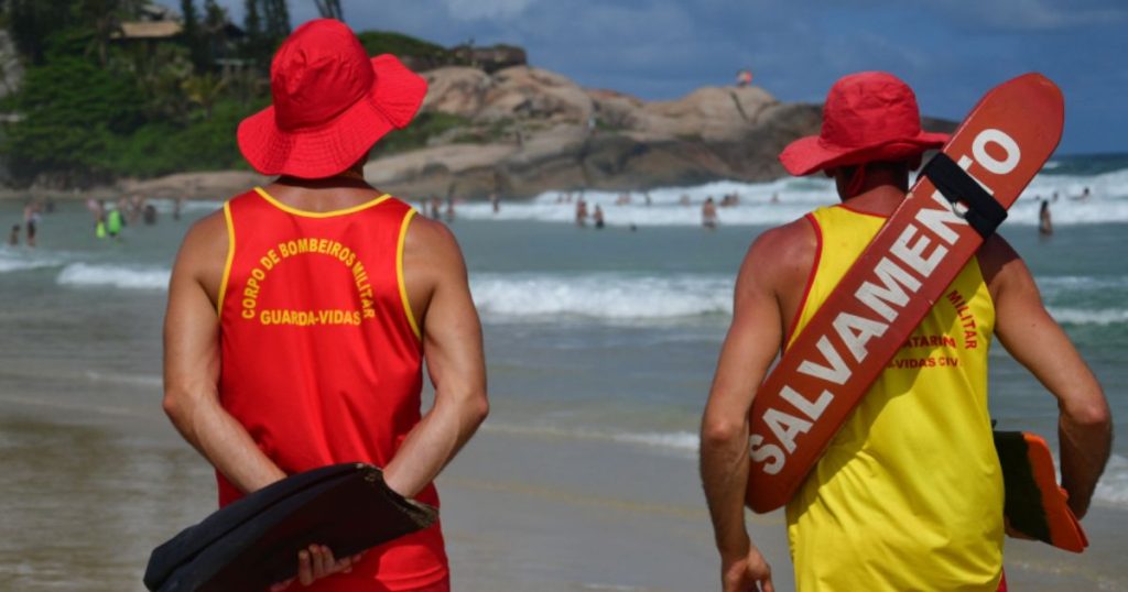 Adolescente de 15 anos é resgatada após se afogar em Barra Velha