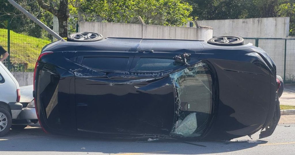 Capotamento mobiliza equipes de emergência na Praia Brava, em Itajaí