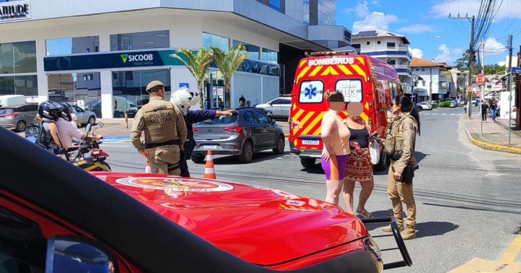 Mulher fica ferida após ser atropelada no Centro de Gaspar