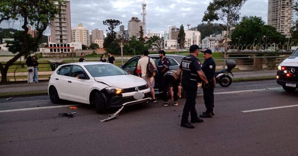 Motorista sofre convulsão e atropela pedestres na calçada na Avenida Beira-Rio