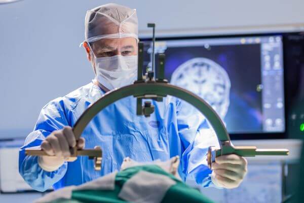 Hospital Moinhos de Vento realiza cirurgia inédita no país para tratamento de Parkinson à distância — Setor Saúde