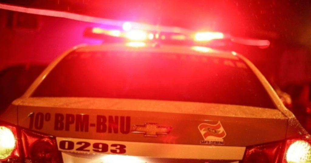 Dupla furta portão e tenta vender em sucata, mas é presa pela PM em Blumenau