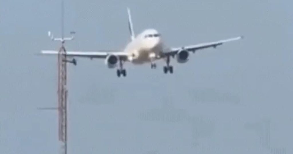 Vídeo: avião é flagrado pousando “de lado” em Navegantes durante rajadas de vento de 67 km/h