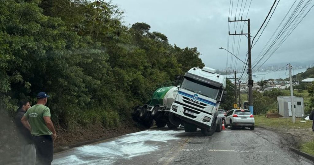 Vídeo: carreta faz “L” e bloqueia subida do Morro de Bombas, acesso a Bombinhas