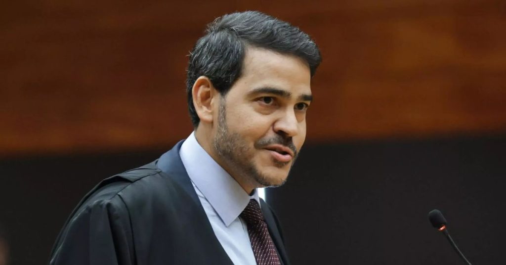 Lula indica Jorge Messias para vaga de Barroso no STF