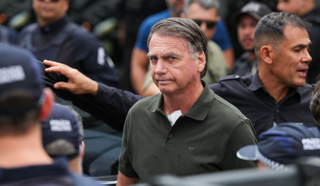 Defesa de Bolsonaro pede prisão domiciliar humanitária ao STF