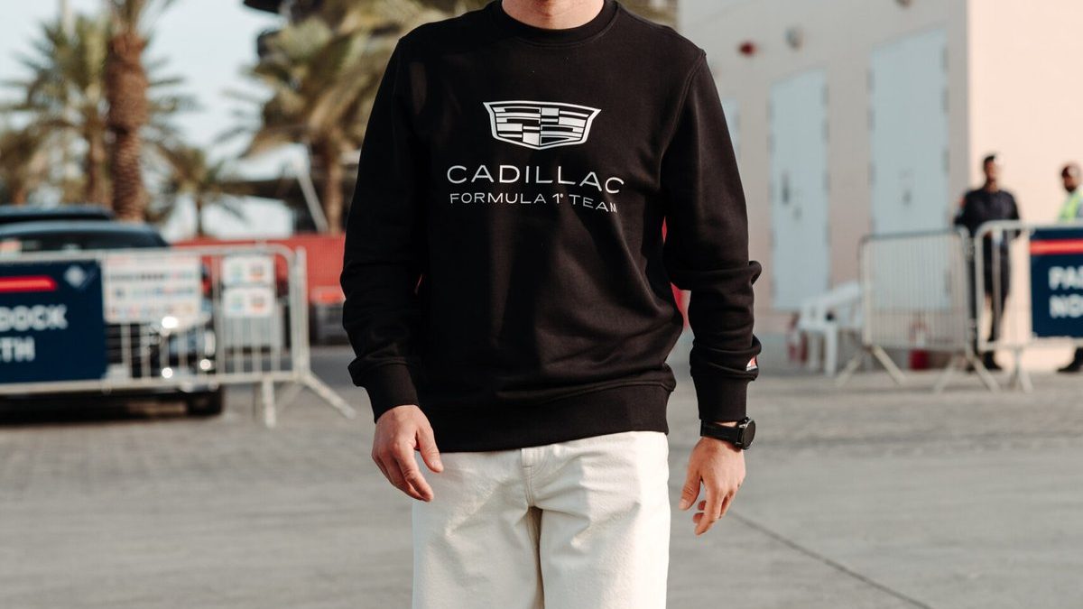 Valtteri-Bottas-veste-Tommy-Hilfiger_Credito-Cadillac-Formula-1-Team-2-scaled.jpg